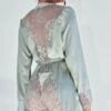 Robe De Chambre Satinée Verte à Dos Et Manchettes En Dentelle