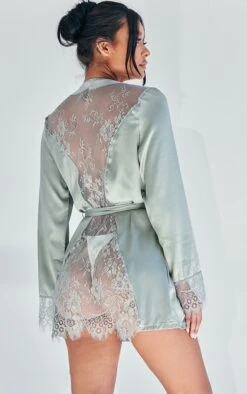 Robe De Chambre Satinée Verte à Dos Et Manchettes En Dentelle