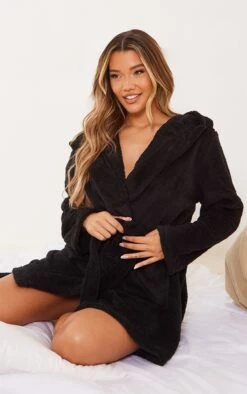 PRETTYLITTLETHING Robe De Chambre Noire Duveteuse à Capuche -Logic || Diamond || Zero Soldes Boutique 0deb88ebd73710404415ab3853cd68965d02694a cmc5053 3