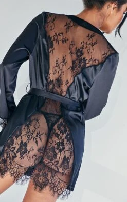 Robe De Chambre Satinée Noire à Dos Et Manchettes En Dentelle 10 Robe De Chambre Satinée Noire à Dos Et Manchettes En Dentelle -Logic || Diamond || Zero Soldes Boutique 2c7217eaeb17935242938250da849d270fe214f9 cnc3929 4