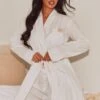 PRETTYLITTLETHING Robe De Chambre En Coton Tissé Blanc à Badge Et Taille Nouée 1 PRETTYLITTLETHING Robe De Chambre En Coton Tissé Blanc à Badge Et Taille Nouée -Logic || Diamond || Zero Soldes Boutique 3a460f80ab26597cb6fa417717b267faa49f5bc4 cnc3916 1