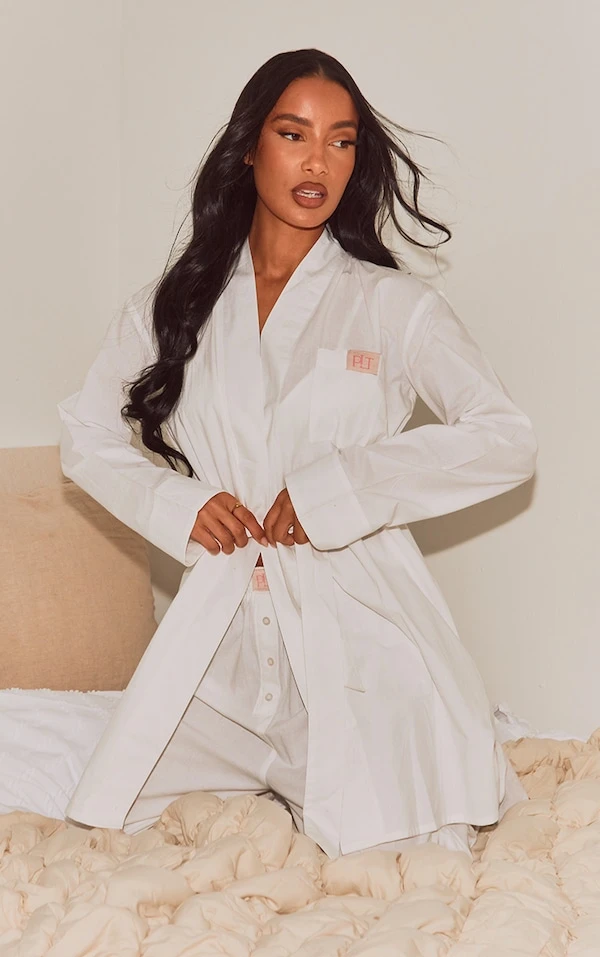 PRETTYLITTLETHING Robe De Chambre En Coton Tissé Blanc à Badge Et Taille Nouée 3 PRETTYLITTLETHING Robe De Chambre En Coton Tissé Blanc à Badge Et Taille Nouée