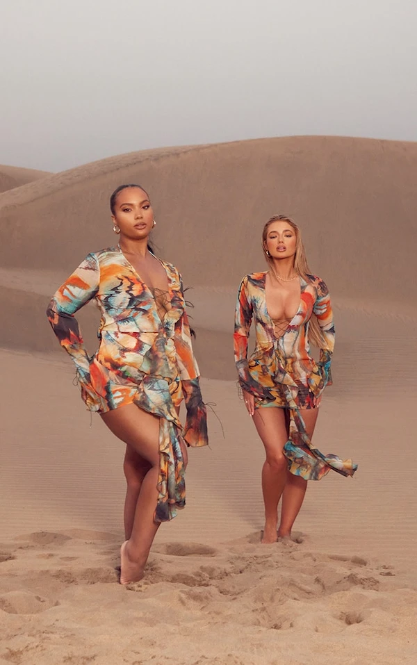 Robe De Plage En Mousseline De Soie Bleue Imprimé Papillons à Lacets 4 Robe De Plage En Mousseline De Soie Bleue Imprimé Papillons à Lacets – Image 2