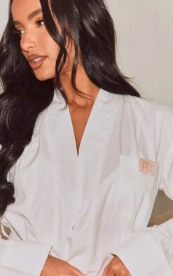 PRETTYLITTLETHING Robe De Chambre En Coton Tissé Blanc à Badge Et Taille Nouée 10 PRETTYLITTLETHING Robe De Chambre En Coton Tissé Blanc à Badge Et Taille Nouée -Logic || Diamond || Zero Soldes Boutique 5c788c13fac785e4ebd43d9b439fb0bb0f7e64f8 cnc3916 4