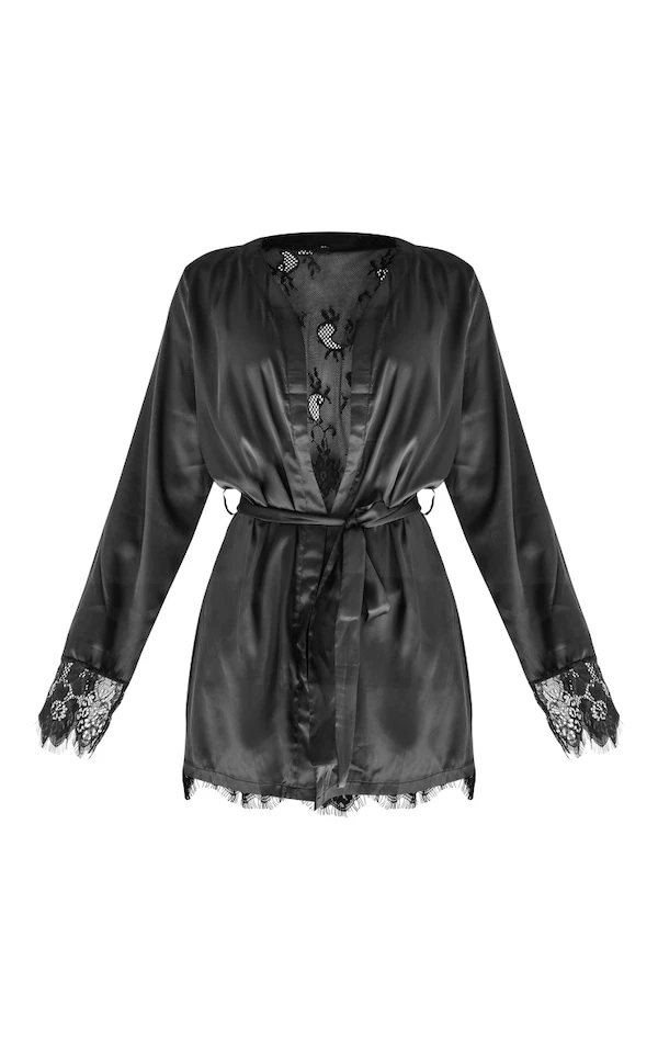 Robe De Chambre Satinée Noire à Dos Et Manchettes En Dentelle 7 Robe De Chambre Satinée Noire à Dos Et Manchettes En Dentelle – Image 5