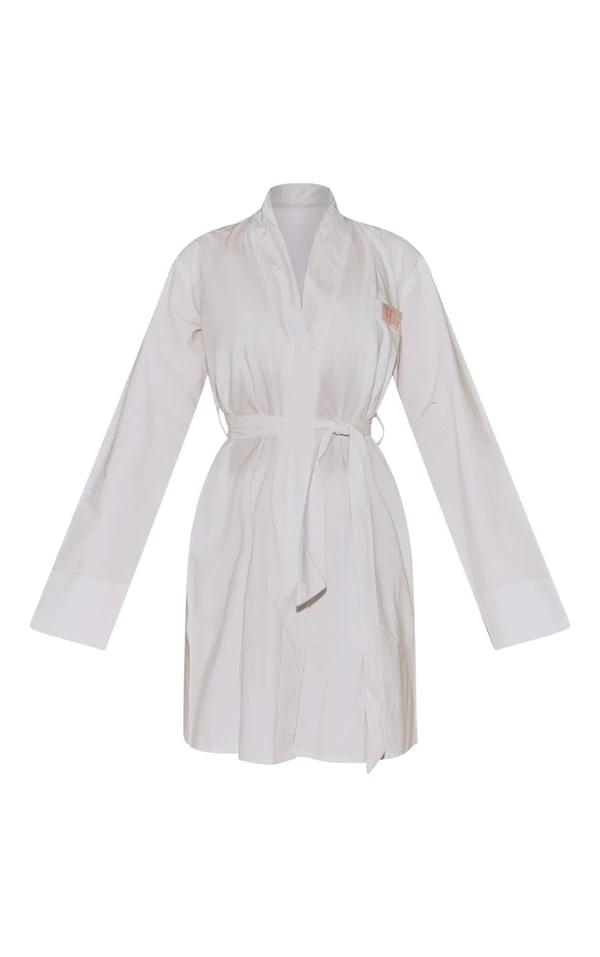 PRETTYLITTLETHING Robe De Chambre En Coton Tissé Blanc à Badge Et Taille Nouée 7 PRETTYLITTLETHING Robe De Chambre En Coton Tissé Blanc à Badge Et Taille Nouée – Image 5
