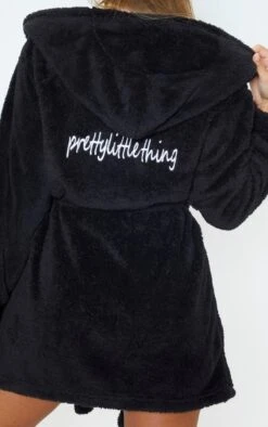 PRETTYLITTLETHING Robe De Chambre Noire Duveteuse à Capuche -Logic || Diamond || Zero Soldes Boutique 87952813aab2896ae2a7f9de6048cd3e7c1847be cmc5053 6