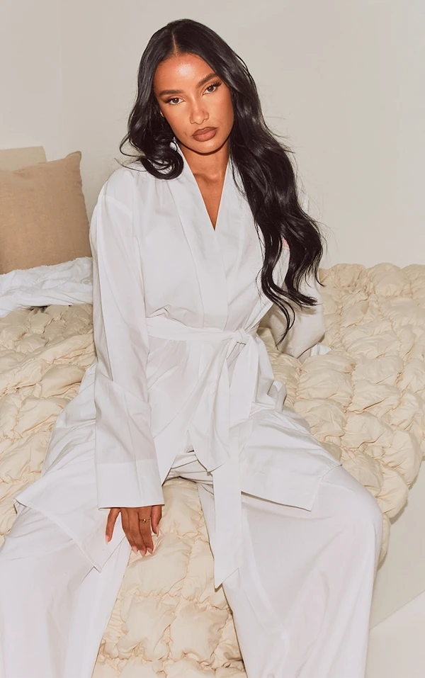 PRETTYLITTLETHING Robe De Chambre En Coton Tissé Blanc à Badge Et Taille Nouée 5 PRETTYLITTLETHING Robe De Chambre En Coton Tissé Blanc à Badge Et Taille Nouée – Image 3