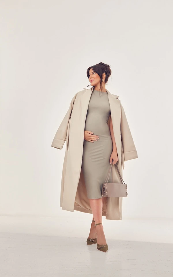 Maternité Robe De Grossesse Longue Taupe Sculpt Mat à Manches Courtes 5 Maternité Robe De Grossesse Longue Taupe Sculpt Mat à Manches Courtes – Image 3