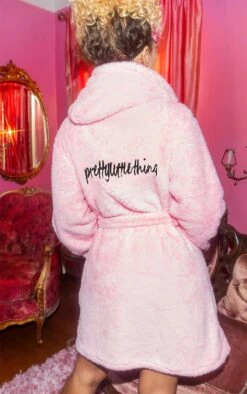PRETTYLITTLETHING - Robe De Chambre Rose Duveteuse à Capuche 15 PRETTYLITTLETHING - Robe De Chambre Rose Duveteuse à Capuche -Logic || Diamond || Zero Soldes Boutique 9bd2de2df2d5579817f603aab22d4d12278160d2 clz4464 1