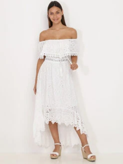 Robe Bardot Asymétrique Blanche à Broderie Anglaise Blanc