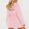 PRETTYLITTLETHING - Robe De Chambre Rose Duveteuse à Capuche -Logic || Diamond || Zero Soldes Boutique b6c90661ed530b47158cdcb9d3ce7234287e8ccb clz4464 1