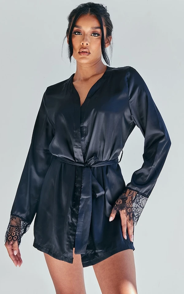 Robe De Chambre Satinée Noire à Dos Et Manchettes En Dentelle 4 Robe De Chambre Satinée Noire à Dos Et Manchettes En Dentelle – Image 2