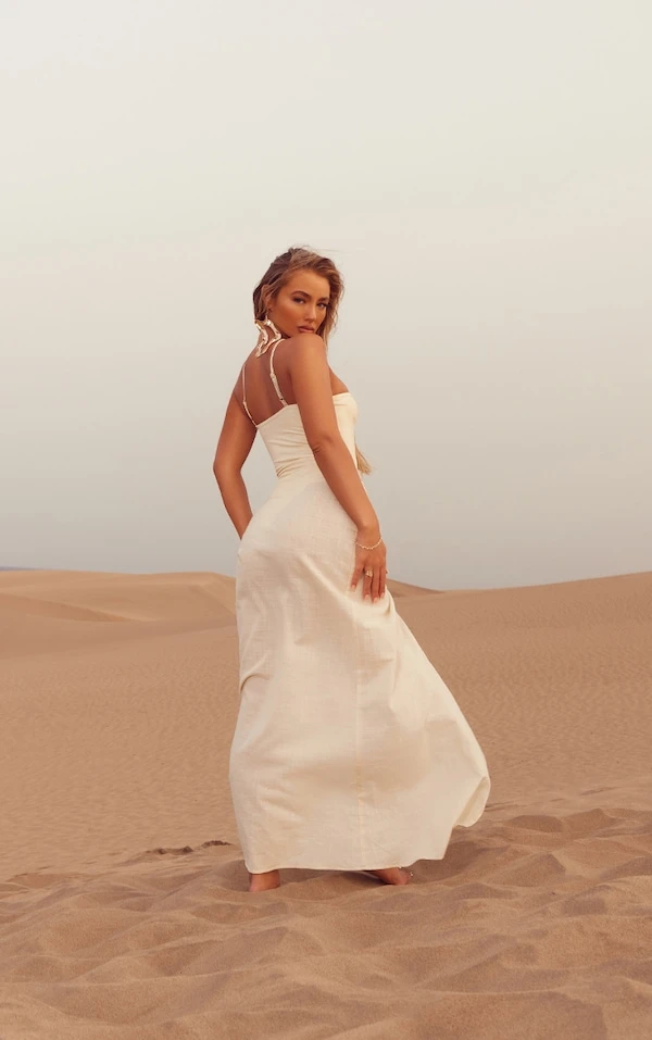 Robe De Plage Longue Effet Lin Sable à Fente Latérale Et Empiècements Dorés 5 Robe De Plage Longue Effet Lin Sable à Fente Latérale Et Empiècements Dorés – Image 3