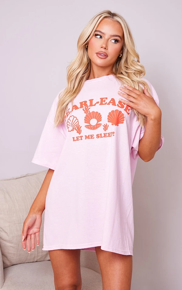 Robe De Chambre Style T-shirt Rose à Slogan "Pearl-ease Let Me Sleep" Imprimé 2 Robe De Chambre Style T-shirt Rose à Slogan "Pearl-ease Let Me Sleep" Imprimé