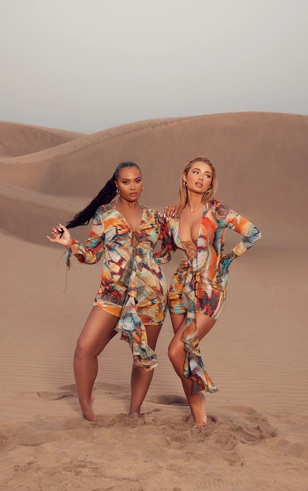 Robe De Plage En Mousseline De Soie Bleue Imprimé Papillons à Lacets 5 Robe De Plage En Mousseline De Soie Bleue Imprimé Papillons à Lacets – Image 3