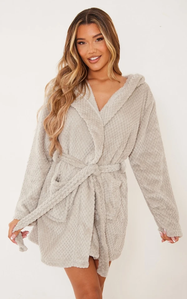 PRETTYLITTLETHING Robe De Chambre Gris Clair Duveteuse à Capuche 4 PRETTYLITTLETHING Robe De Chambre Gris Clair Duveteuse à Capuche – Image 2